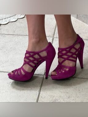 Linea Paola fuschia suede heels